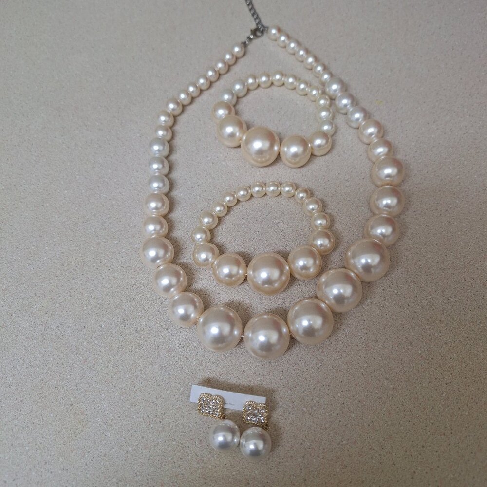 ONE PEARL CHAIN 18" TWO BRACELETSLS,ONE EARRINGS.
